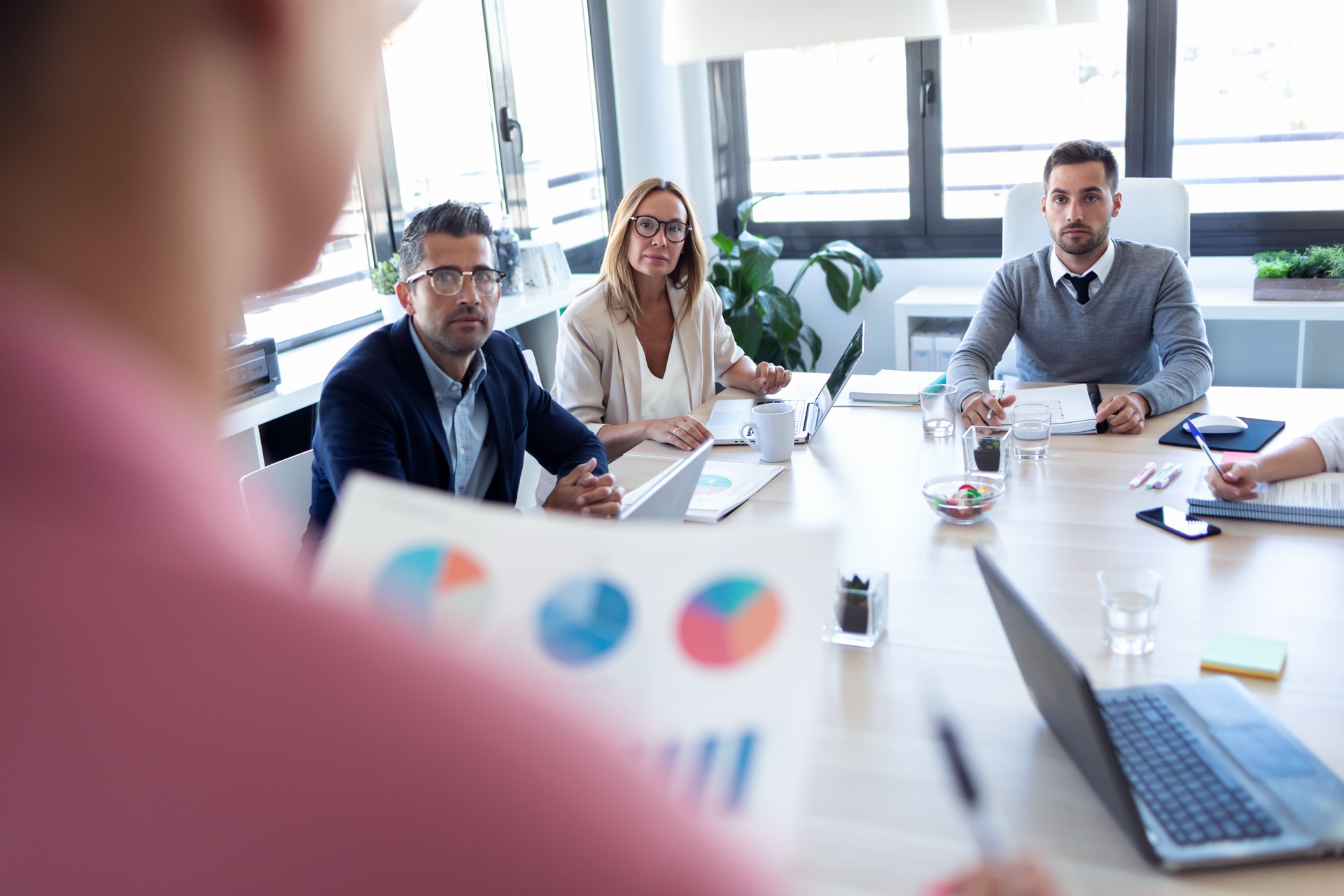 Marketing-Team wertet Kampagnen-Kennzahlen in einem Meeting aus (Symbolbild)